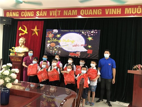 Nhân dịp Tết Trung Thu, Ban giám hiệu nhà trường và Đoàn xã Kim Lan động viên và tặng quà cho HS có hoàn cảnh khó khăn!